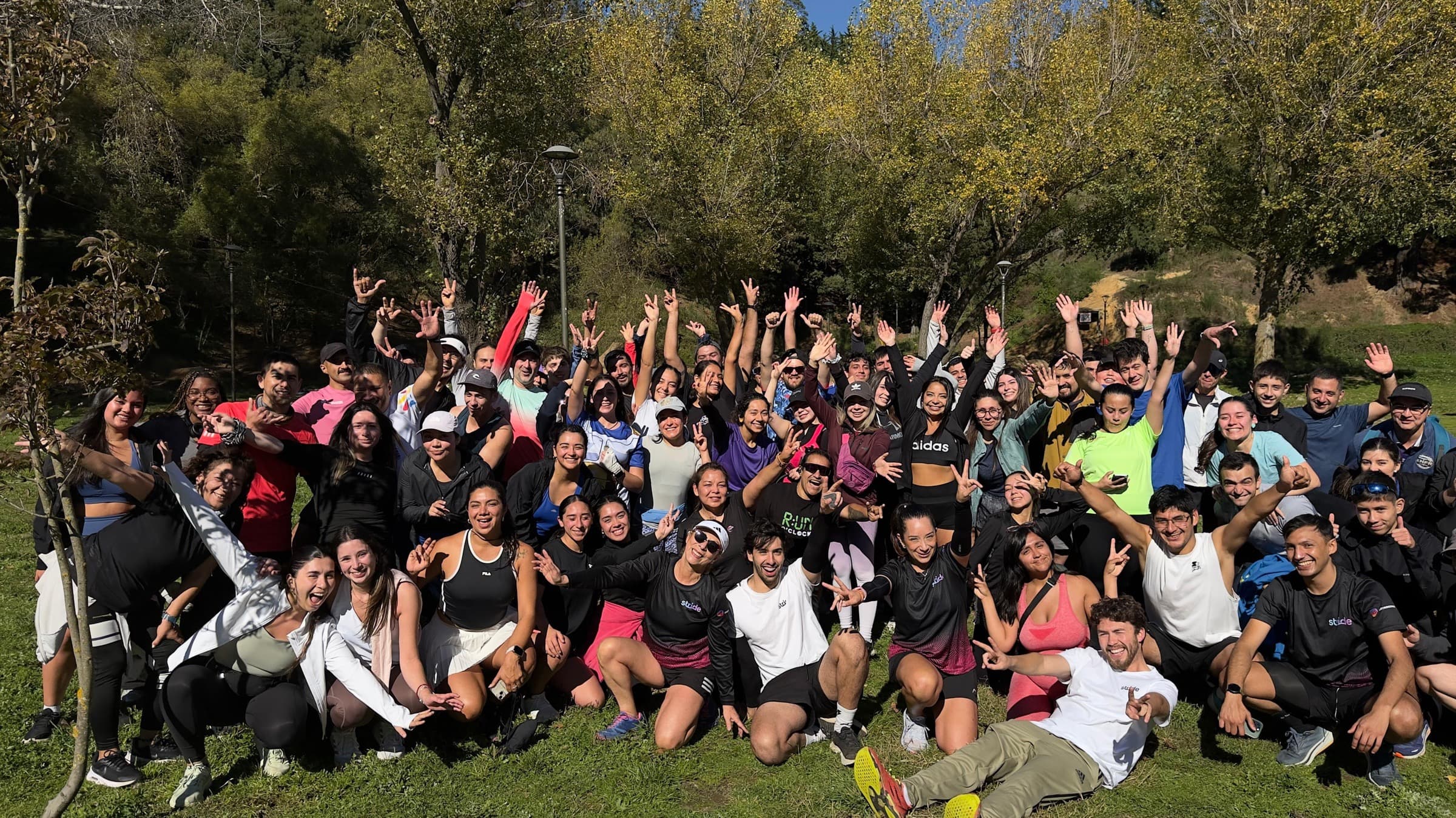 Grupo de la comunidad STRIDE celebrando después de un Social Run en Concepción